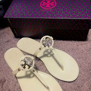 Tory Burch sz 9m cream and gold emblem sandals!!